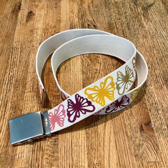 Textured white belt with multicolor butterflies - Picture 1 of 7